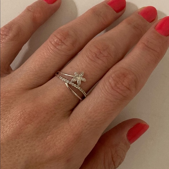 Solid 14k WG Diamond 5 Petal Flower Ring Fresh Fun - Picture 7 of 9